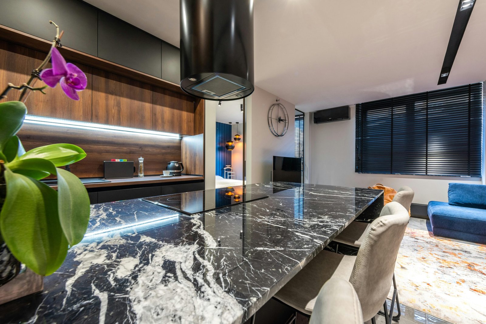 Modern kitchen quartz countertop and backsplash combination — Surrey home